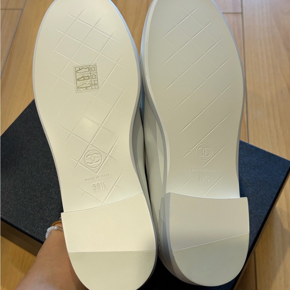 CHANEL NIB White CC Turnlock Loafers Quilted Shiny Lambskin 38.5 8.5 Blanc - Picture 10 of 12